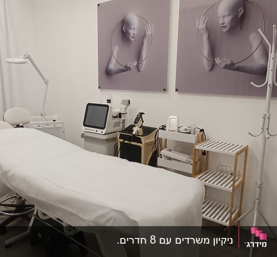 חדר טיפולים עם מיטה וציוד רפואי